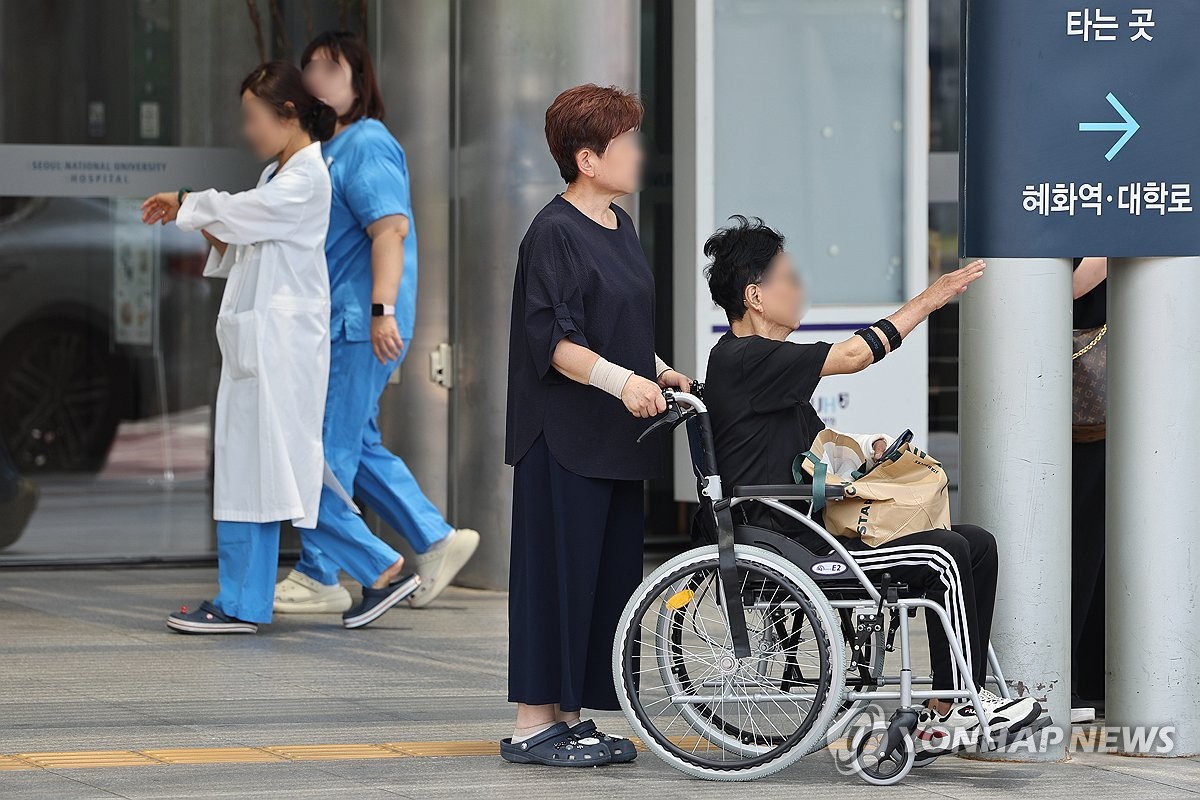 휴진 앞둔 서울대 교수들 "환자에 죄송…중증 진료 차질없게"(종합)