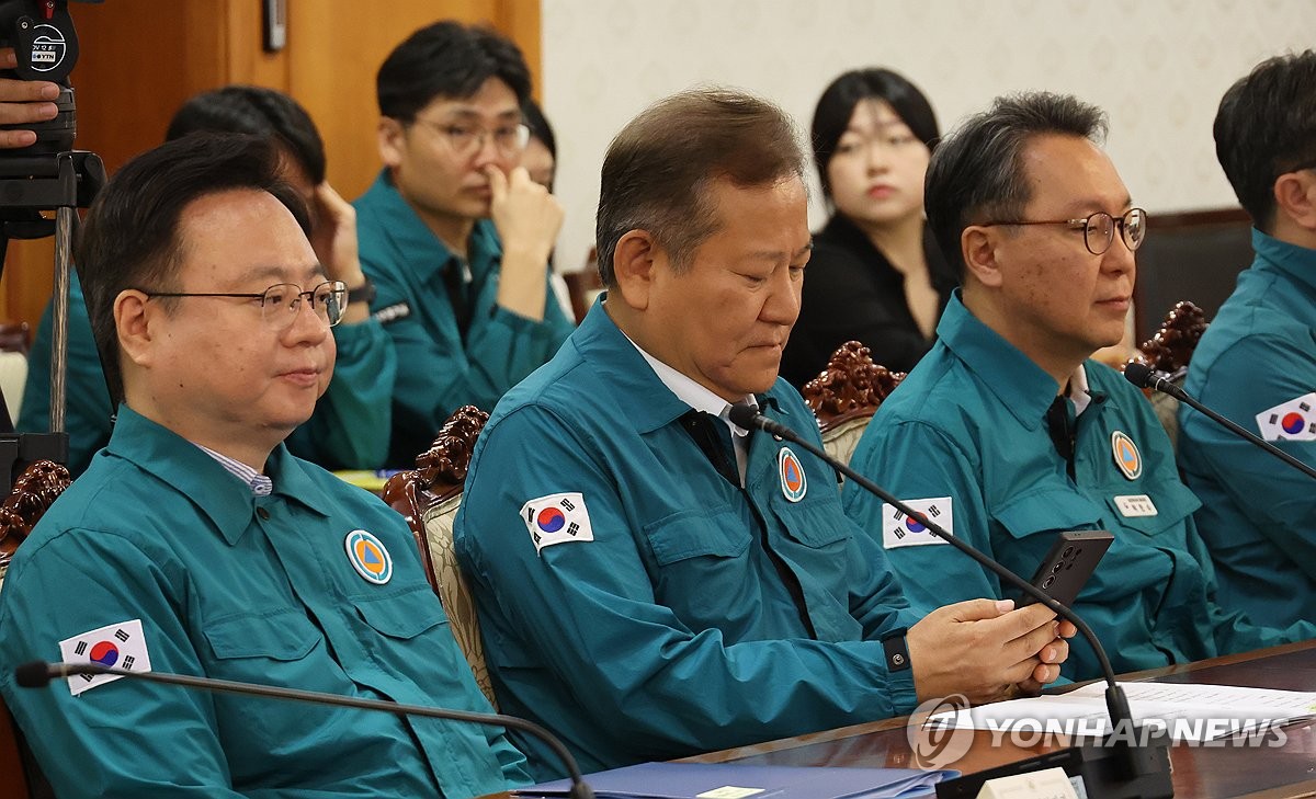 한총리 "집단휴진 사회에 큰 상처…의대증원 무효 수용 어려워"