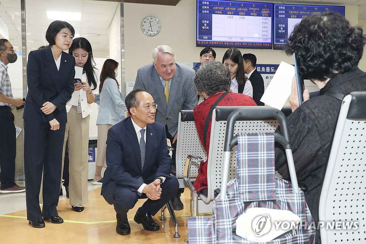 與, 국군수도병원 방문…"응급의료 헌신적 대응에 감사"