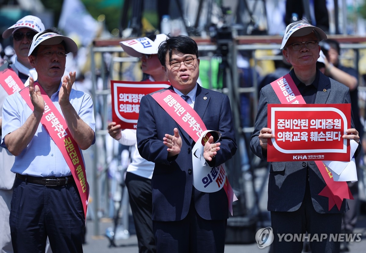 의협 총궐기대회서 "휴진율 50%" 주장…"27일부터 무기한 휴진"(종합)