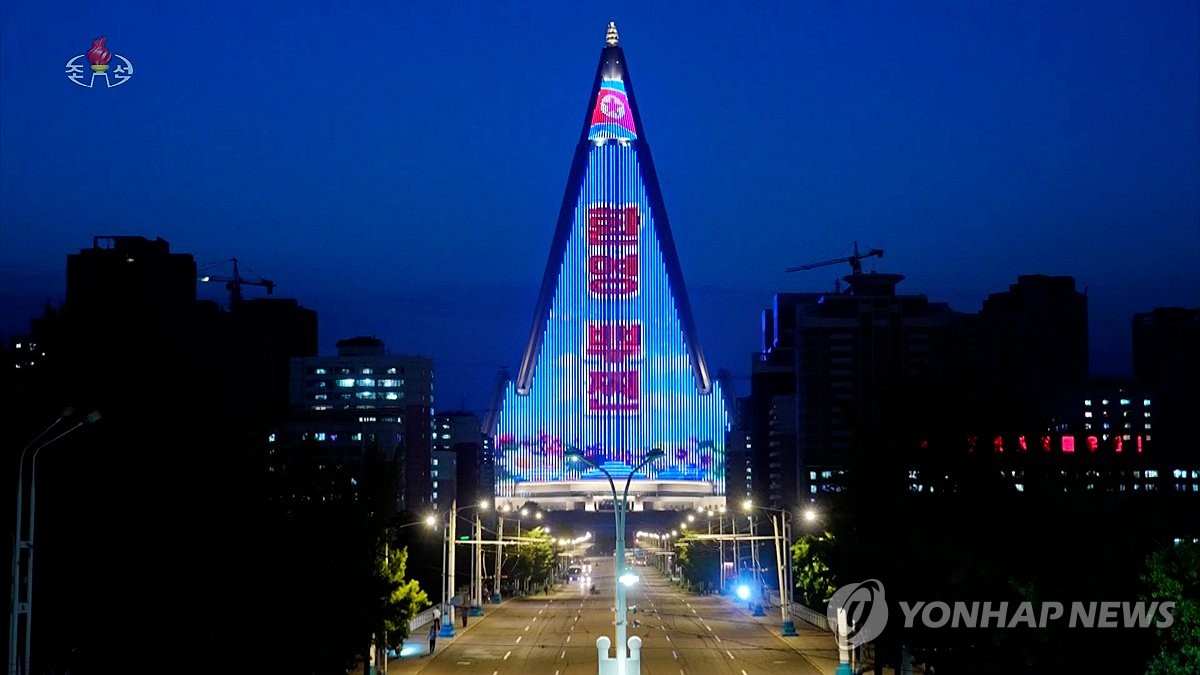 [푸틴 방북] 도로 가득 메운 "푸틴 환영" 함성…김정은 매 순간 깍듯