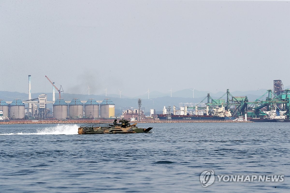 반복 훈련에 바쁜 해병대 장갑차…"평시 땀이 전시 승리 보장"