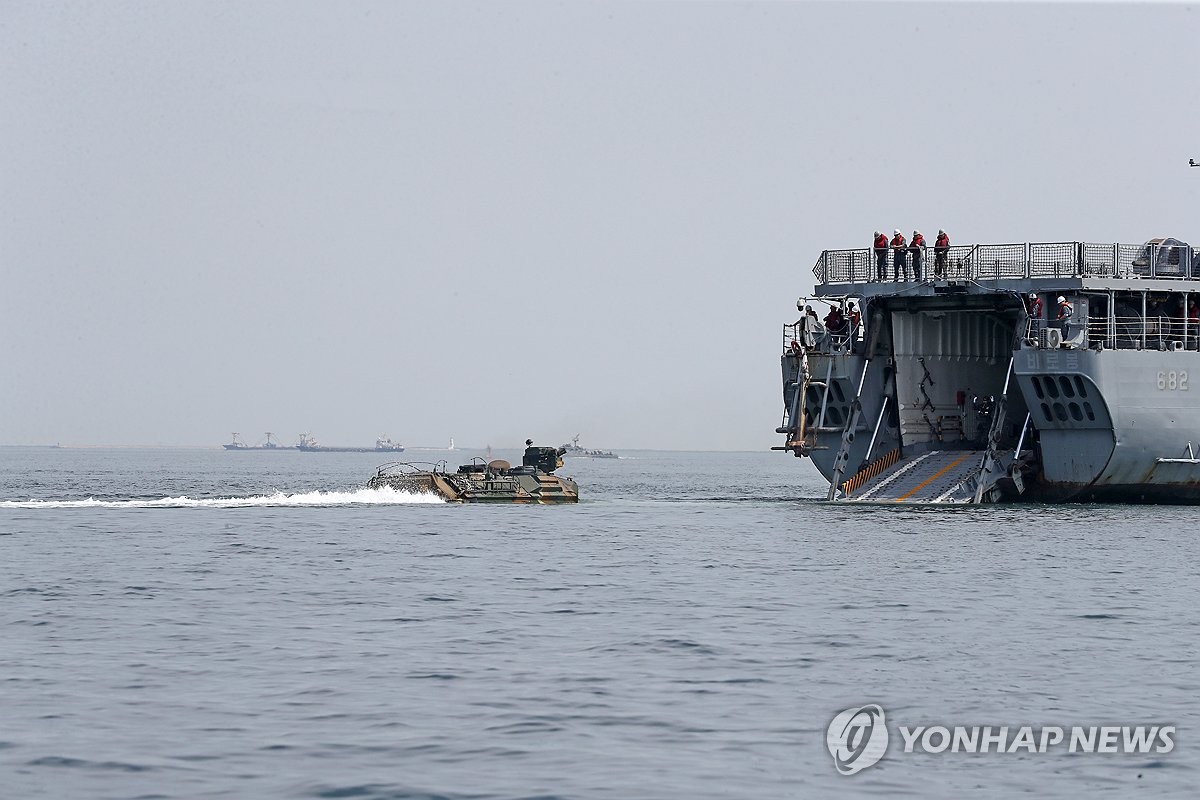 반복 훈련에 바쁜 해병대 장갑차…"평시 땀이 전시 승리 보장"