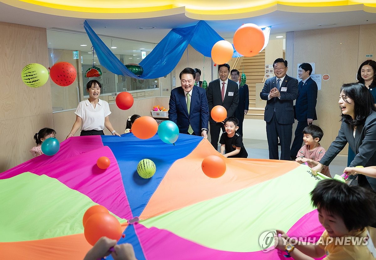 직장 어린이집 찾은 尹대통령…아이들 줄다리기 놀이 심판도(종합)