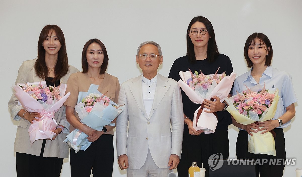 "은퇴 후 삶에 관한 교육 필요"…유인촌 장관, 김연경과 간담회