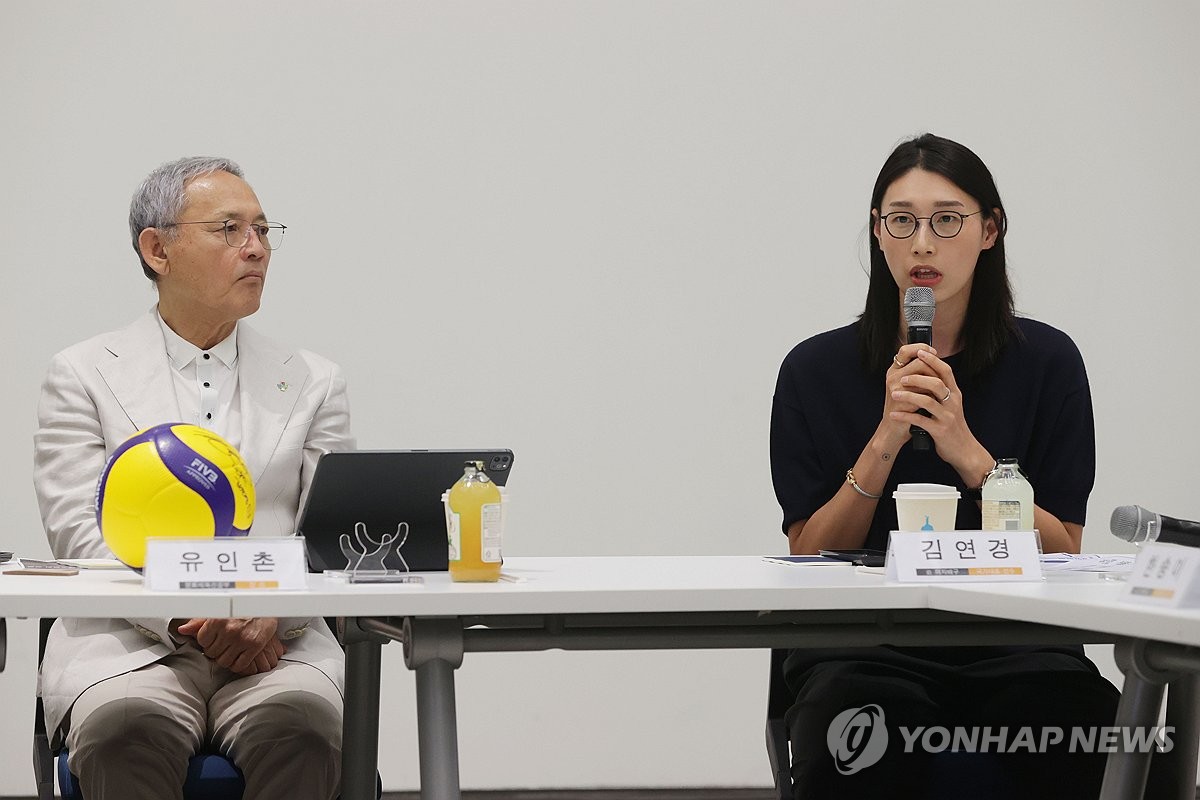 "은퇴 후 삶에 관한 교육 필요"…유인촌 장관, 김연경과 간담회