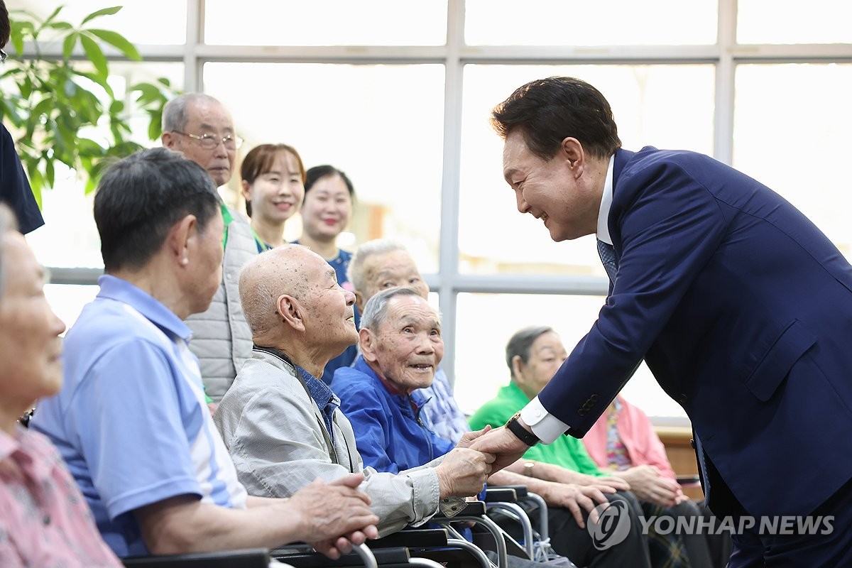 尹, 6·25 참전유공자 위로연…"영웅의 희생 영원히 기억"