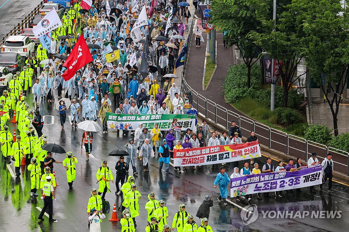 민주노총 "최저임금 인상을…업종 차등 안돼" 대규모 도심집회