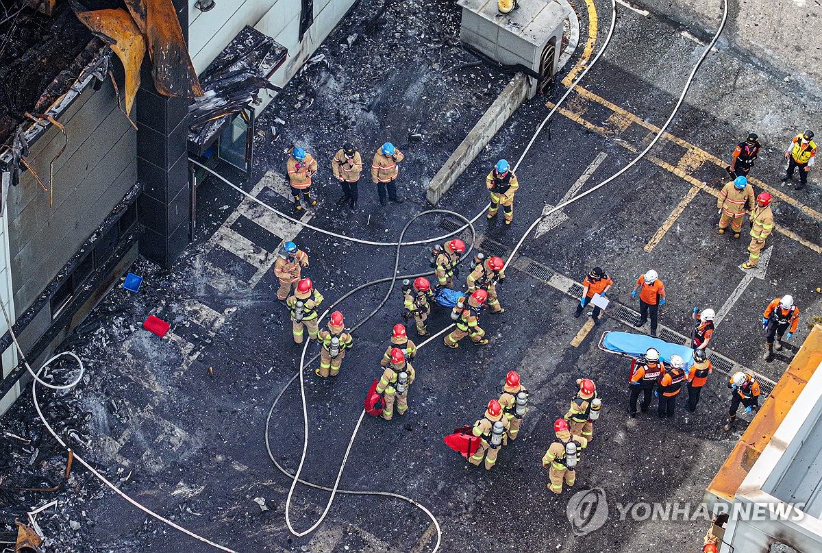 "아리셀 화재 건물 2층서 시신 8구…대피 계단 이용 못한 듯"