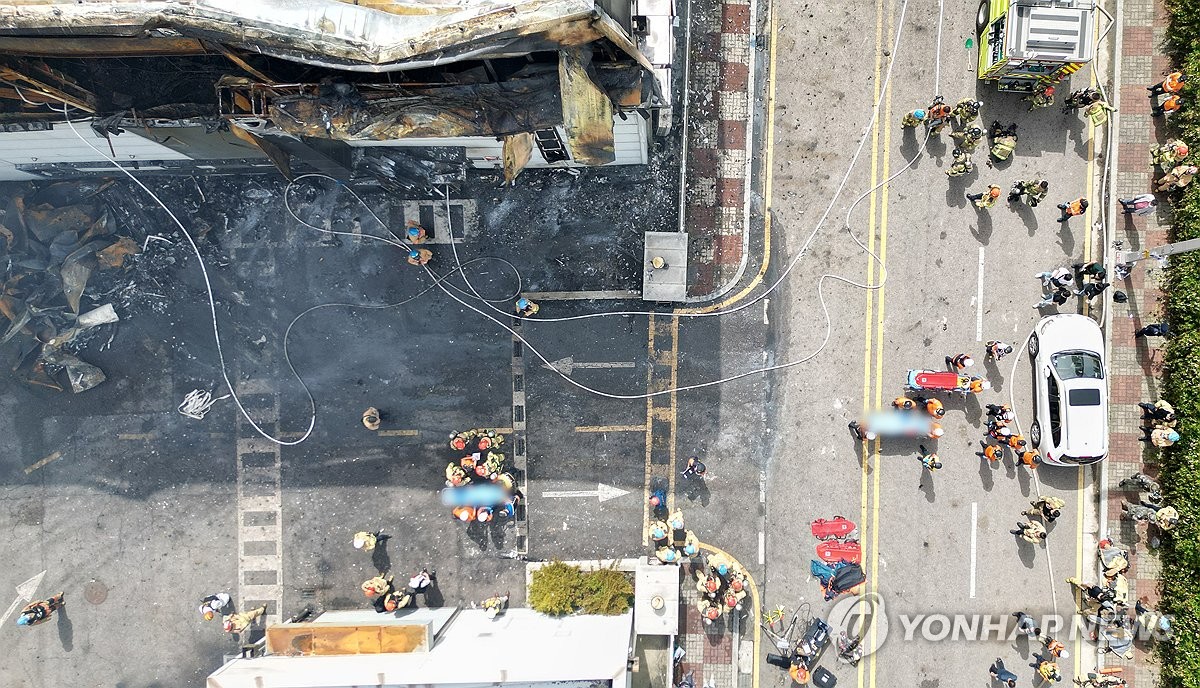 [르포] 큰 불길 잡힌 화성 일차전지 공장…건물 내부 실종자 수색 분주