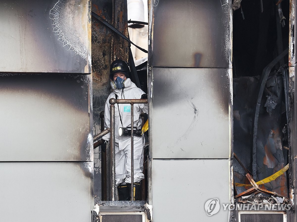 화성 화재 현장서 시신 1구 추가 수습…실종자일 가능성(종합)