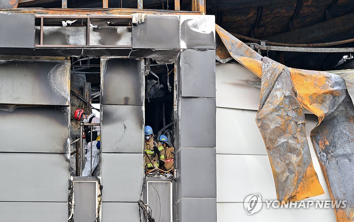 "올 가을 결혼할 딸인데"…화성 화재 현장 찾은 유족들 오열