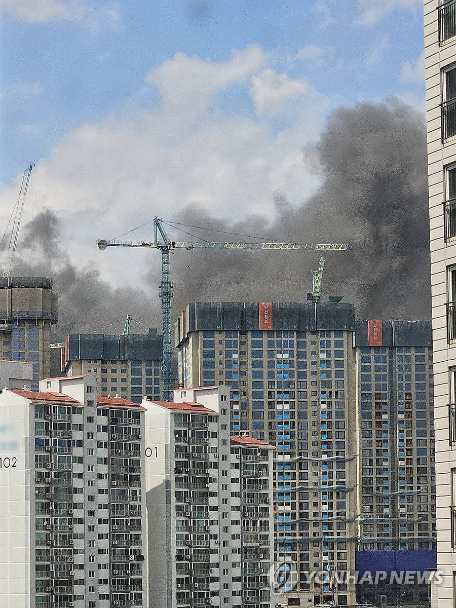 동대문 아파트 건축현장 화재…검은연기 속 40명 구조·대피(종합3보)