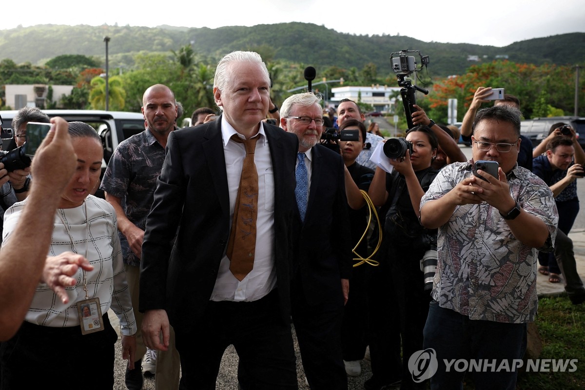 '자유의 몸' 위키리크스 어산지…고국 호주 도착(종합)