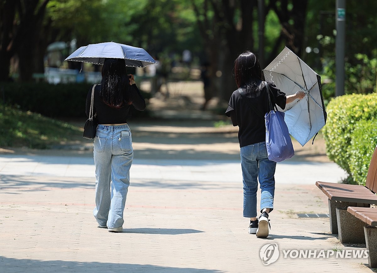 낮 최고기온 33도…전국 곳곳 소나기