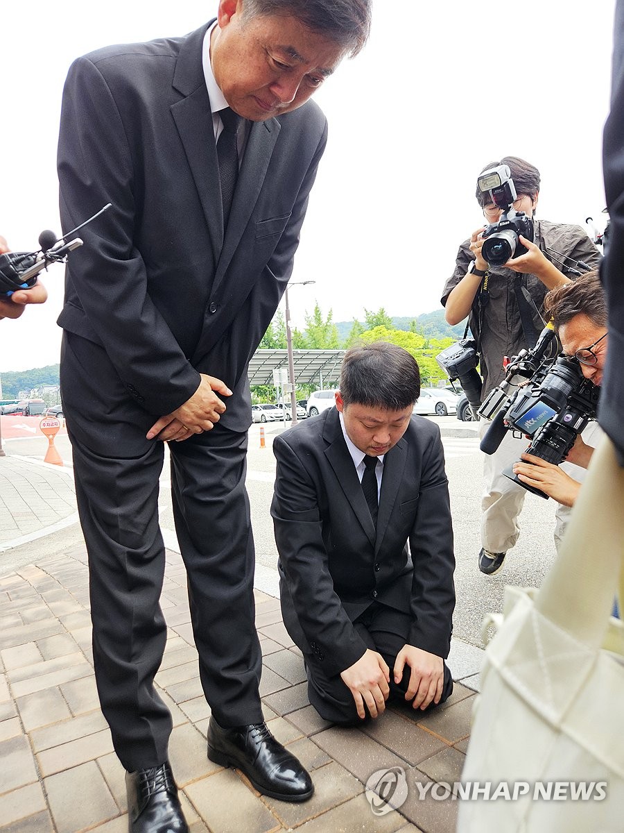 아리셀 대표, 유족과 처음 만나 사죄…"어떻게든 해결할 것"(종합)