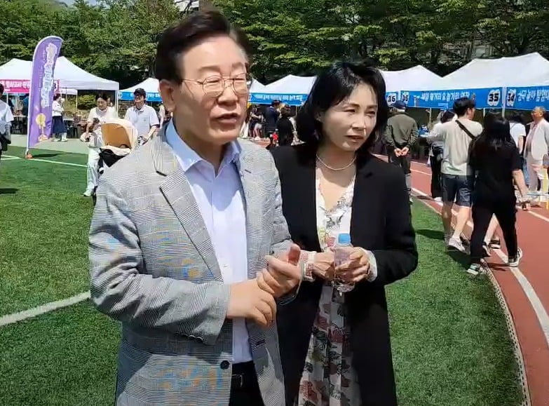 이카지노 게임 사이트 전 더불어민주당 대표와 배우자인 김혜경 씨/ 사진=연합뉴스