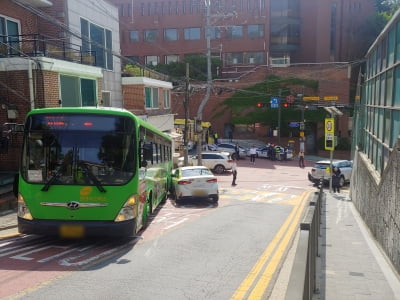 '급경사' 상명대 언덕서 또 사고…버스 미끄러져 38명 부상