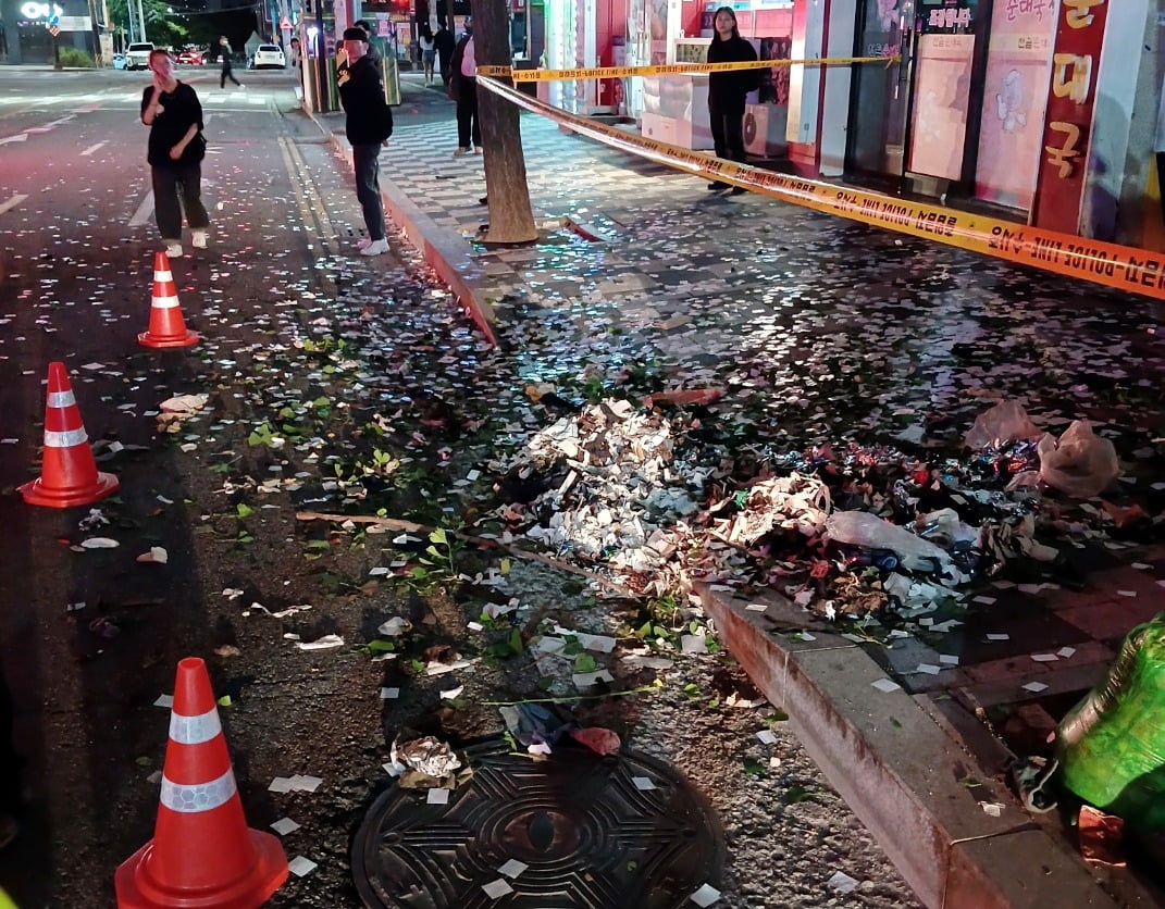 인천시 계양구 길가에 북한의 대남 오물 풍선 잔해로 추정되는 물체들이 흩어져 있다. 사진=연합뉴스