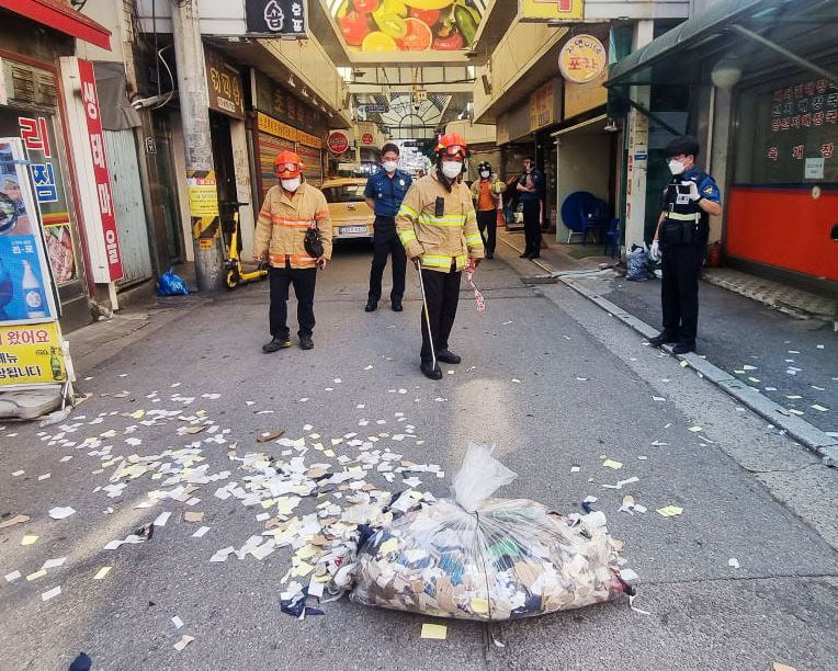 2일 오전 경기도 안양시 만안구의 한 시장에 북한의 대남 오물풍선 잔해가 흩어져 있다. 사진=연합뉴스, 경기소방재난본부 제공