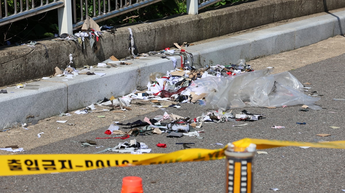 인천 중구 전동 인천기상대 앞에 북한의 대남 오물 카지노 잭팟 금액 잔해가 흩어져 있다. 사진=연합뉴스