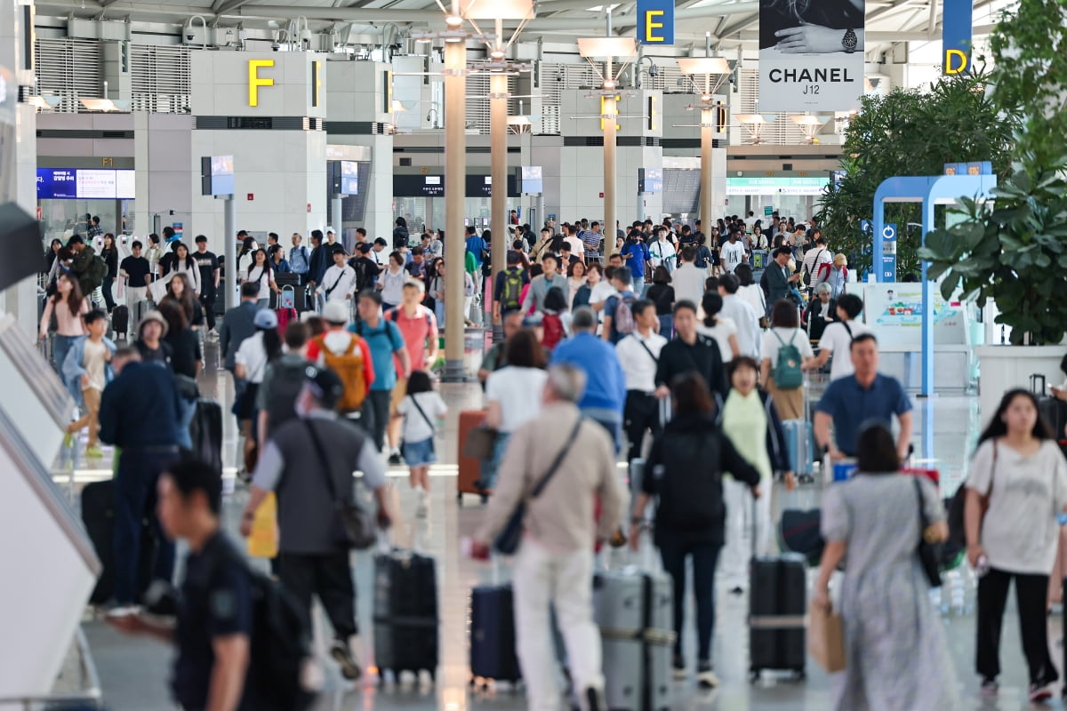 인천국제공항 제1여객터미널 출국장이 카지노 꽁돈객 등으로 붐비고 있다. 사진=연합뉴스