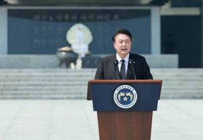 [속보] 尹 "기적의 70년 토대에 위대한 영웅 헌신"…현충일 추념사