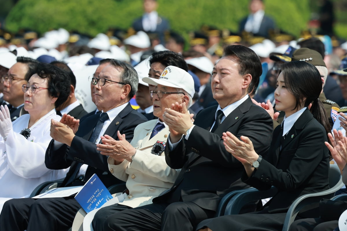 윤석열 대통령과 김건희 여사가 6일 서울 동작구 국립서울현충원에서 열린 제69회 현충일 추념식에서 박수치고 있다. /사진=연합뉴스