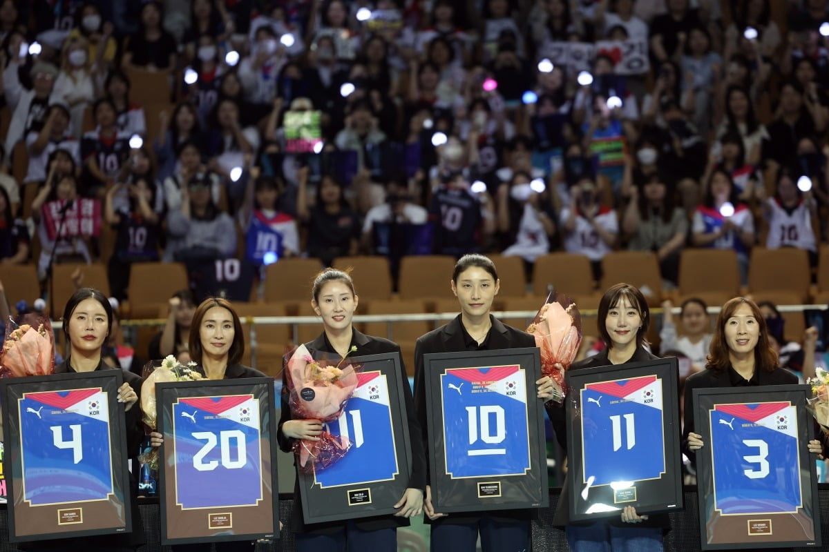 김연경이 8일 서울 송파구 잠실 실내체육관에서 열린 국가대표 은퇴식에서 선배, 동료들과 함께 기념촬영을 하고 있다. 사진=연합뉴스