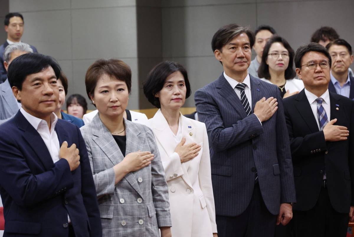 조국 조국혁신당 대표 등이 12일 국회 의원회관에서 열린 대한민국 검찰제도 전면 개혁 입법토론회에서 국기에 대한 경례를 하고 있다. 왼쪽부터 이성윤 더불어민주당 의원, 이언주 의원, 박은정 조국혁신당 의원,  조 대표, 황운하 원내대표. 연합뉴스