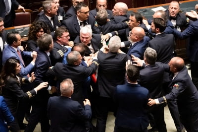 '복싱링'된 이탈리아 의회…"여야 의원 20명 난투극 벌였다"