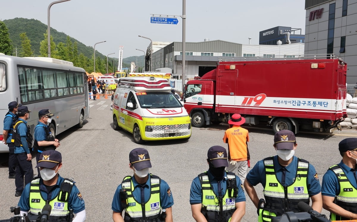 경찰관들이 경기 화성시 리튬 일차전지 제조업체 아리셀 공장 화재 현장을 통제하고 있다. 사진=연합뉴스