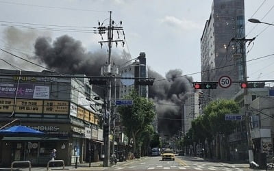 도심 한복판서 치솟은 검은 연기…동대문 아파트 건축현장 화재
