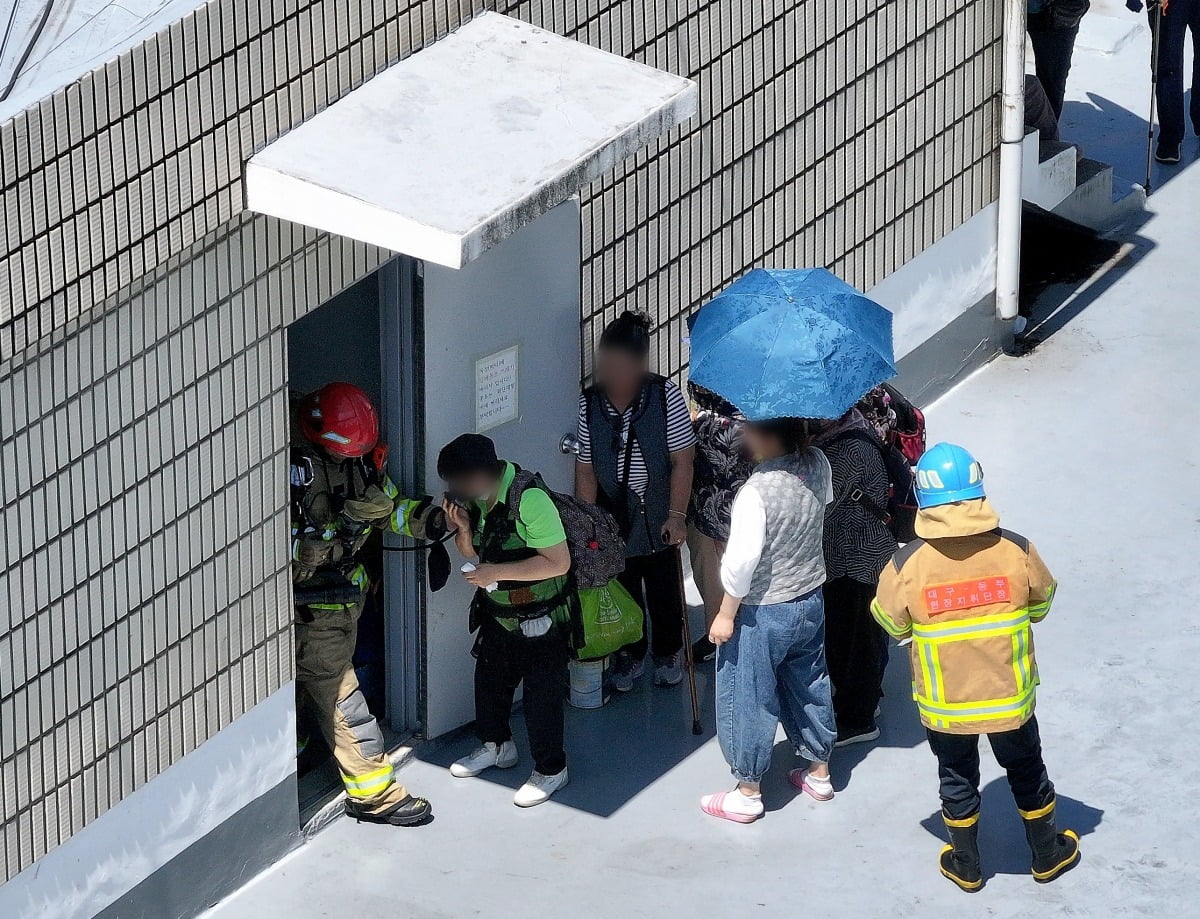 옥상으로 대피한 시민 구조하는 소방대원 / 사진=연합뉴스