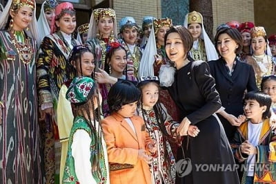 김건희 여사, 우즈베크 영부인과 전통춤·공예품 관람