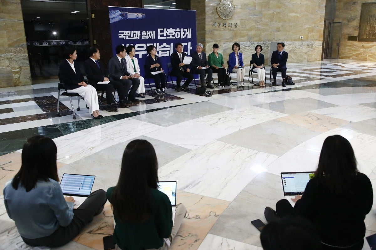 조국혁신당이 4일 오전 여의도 국회 로텐더홀에서 열린 의원총회에서 회의를 열고 있다./ 서울 사진=뉴스1