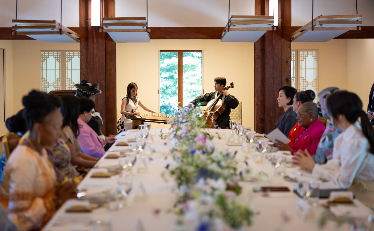 김건희 여사가 4일 청와대 상춘재에서 열린 2024 한-아프리카 정상회의 배우자 오찬에서 첼로가야금 퓨전국악 연주 사전 공연을 관람하고 있다. / 사진=대통령실 제공