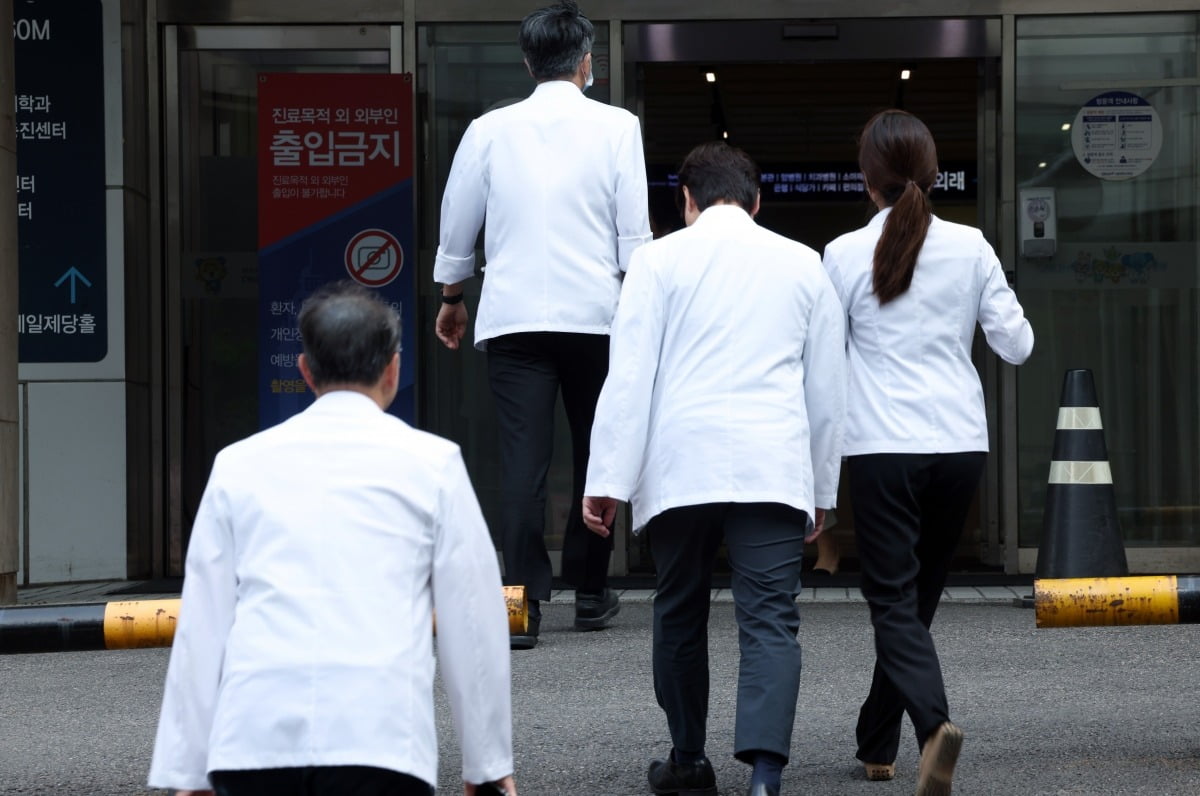 서울대학교병원 교수들이 무기한 전면 휴진을 예고한 가운데 10일 오후 전체 교수회의가 열린 서울 종로구 연건동 서울대학교병원 어린이병원 건물로 교수 및 의료진 등이 들어가고 있다.  사진=뉴스1