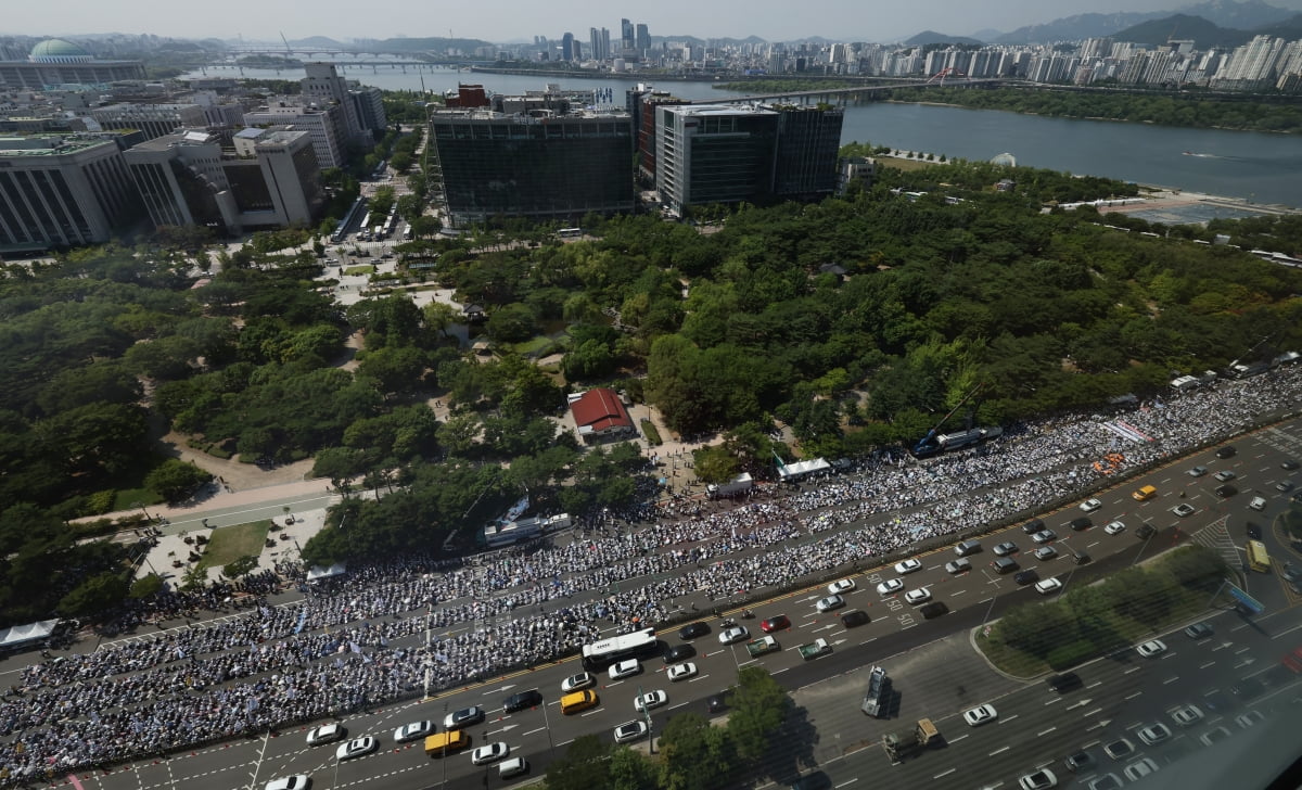 18일 오후 서울 영등포구 여의대로에서 '의료농단 저지 전국 의사 총궐기 대회'가 열리고 있다./사진=뉴스1