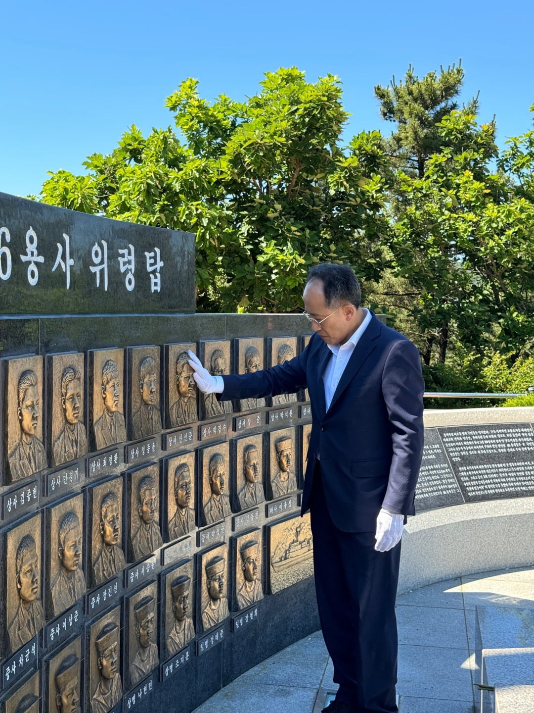 22대 국회 원 구성 협상과 관련해 책임을 지고 사의를 표명한 카지노 룰렛 사이트 국민의힘 원내대표가 25일 인천 옹진군 백령도를 방문해 천안함 46용사 위령탑을 살펴보고 있다./ 사진=국민의힘 제공