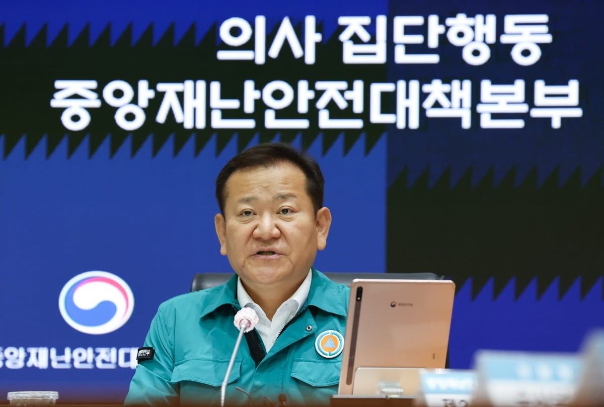 이상민 행정안전부 장관이 27일 서울 종로구 정부서울청사에서 열린 의사 집단행동 중앙재난안전대책본부 회의에서 모두발언을 하고 있다. 사진=뉴스1