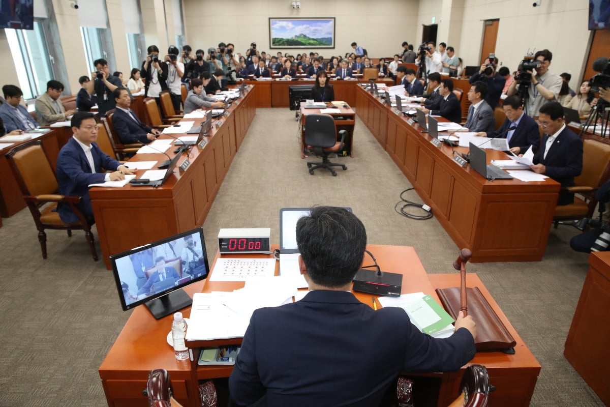  안호영 국회 환노위원장이 28일 오전 서울 여의도 국회에서 열린 환경노동위원회 전체회의에서 의사봉을 두드리고 있다. 뉴스1