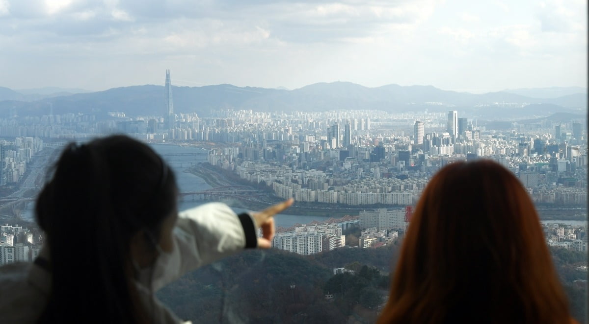 서울 중구 남산에서 바라본 강남·송파 아파트 모습. 사진=한경DB