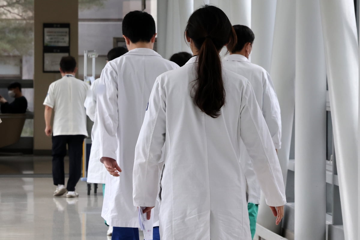 서울의 한 대형 종합병원에서 의료진이 발걸음을 옮기고 있다. 사진=뉴스1