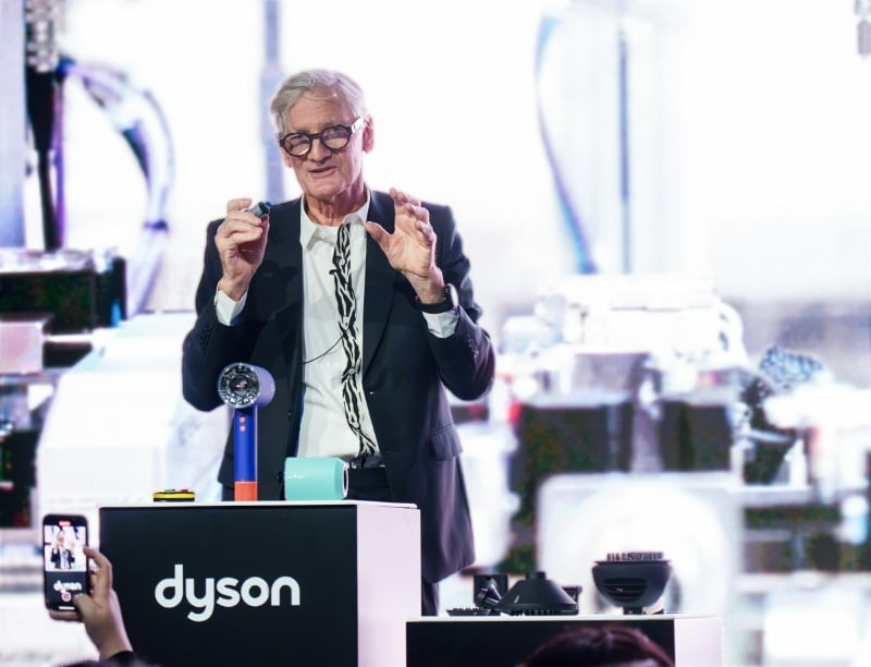 다이슨의 창업자이자 수석 엔지니어인 제임스 다이슨(James Dyson)이 '다이슨 슈퍼소닉 뉴럴 헤어드라이어(Dyson Supersonic Nural™ hair dryer)'를 소개하고 있다. 뉴스1