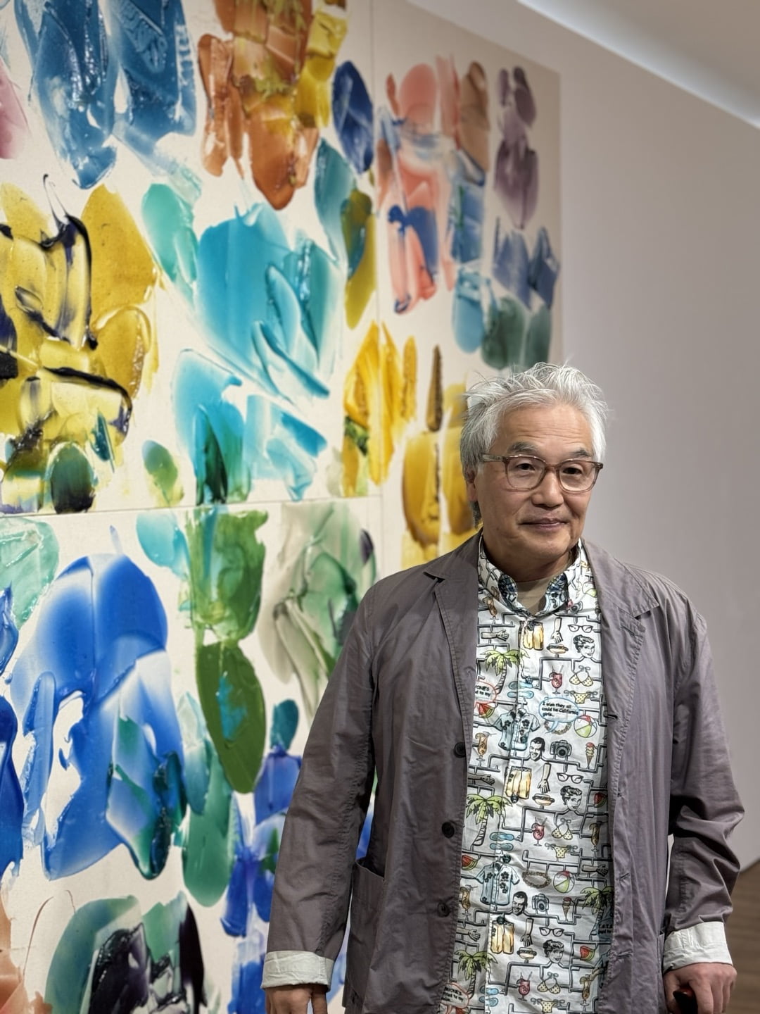 자신의 전시가 열리고 있는 서울 용산구 페이스갤러리를 찾아온 겐지로 오카자키.