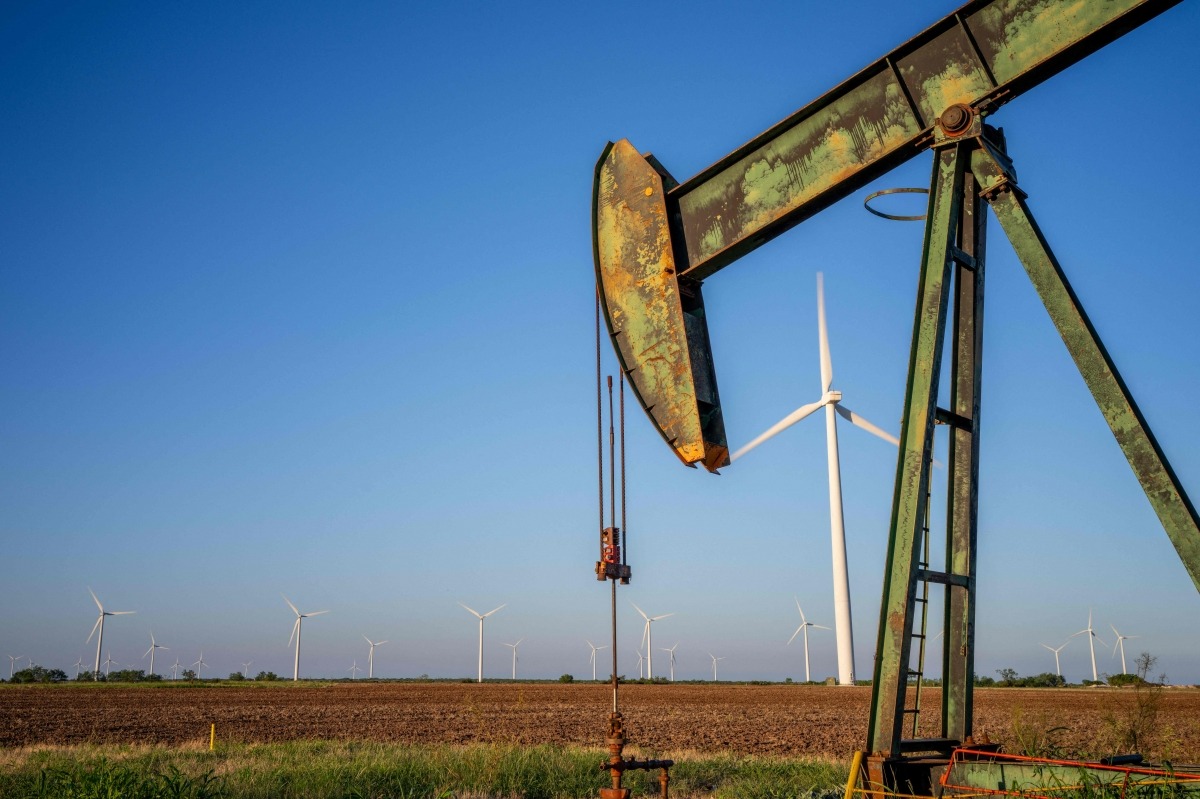 지난달 28일(현지시간) 미국 텍사스주 놀란의 한 유전에서 펌프잭이 석유룰 추출하고 있다. /AFP