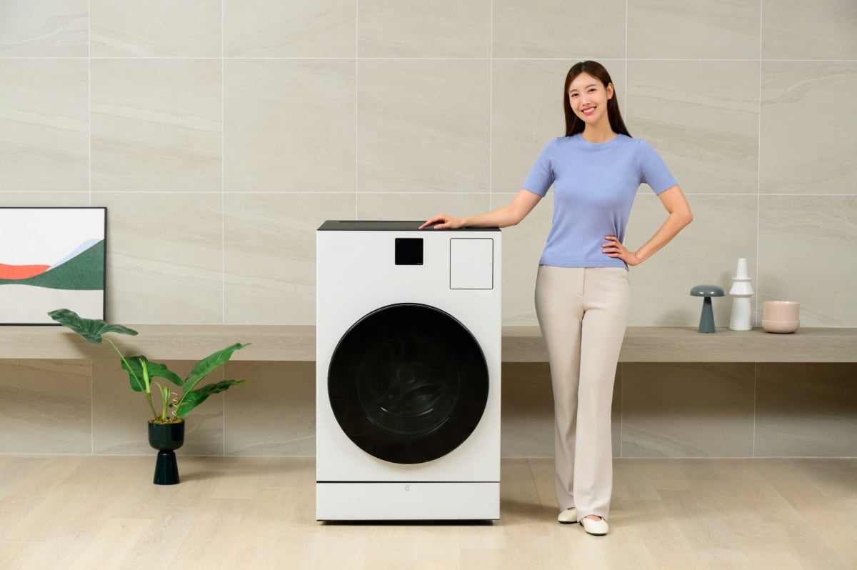 삼성전자 모델이 올인원 세탁건조기 '비스포크 AI 콤보' 신제품을 소개하고 있다. 사진=삼성전자 제공