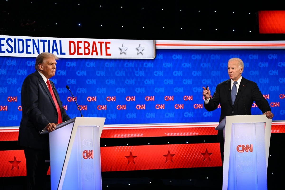 조 바이든 미국 대통령(오른쪽)과 도널드 트럼프 전 대통령이 지난 27일(현지시간) 미국 애틀랜타 CNN 스튜디오에서 2024년 대통령 선거 첫 TV토론을 하고 있다. CNN