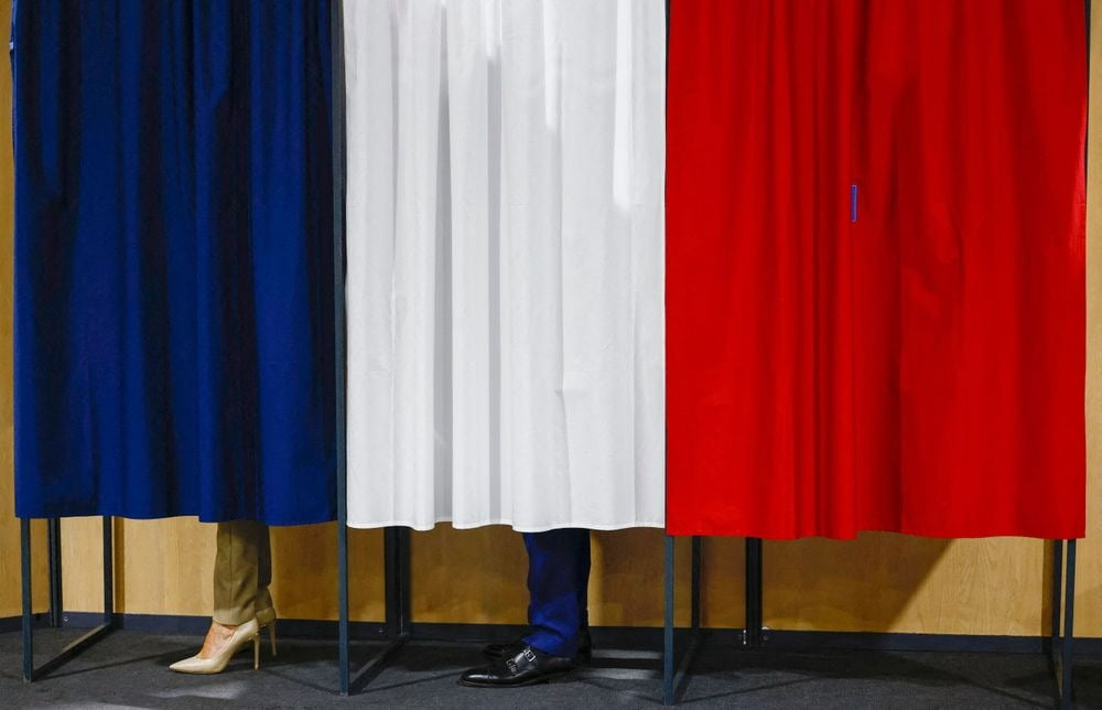 지난달 30일(현지시간) 프랑스 북부 르투케의 한 투표장에서 유권자들이 1치 투표에 참여하고 있다. AFP연합뉴스